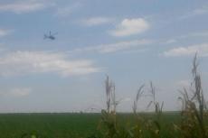 Helicóptero sobrevoa a aldeia.
